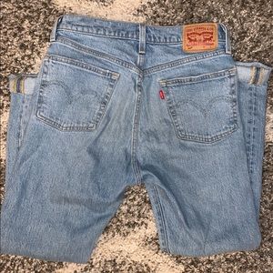 Gently Used Women’s Levi’s 501 Mom Jeans 27W 30L